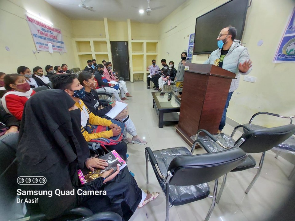 Quiz on non communicable diseases held in smart class room of college.